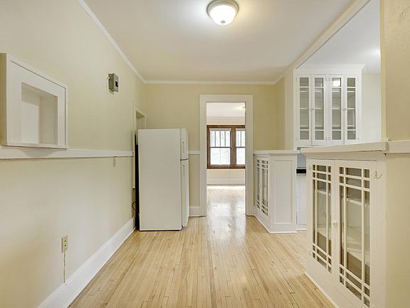 2nd image of 108 Pierce St N APT 3