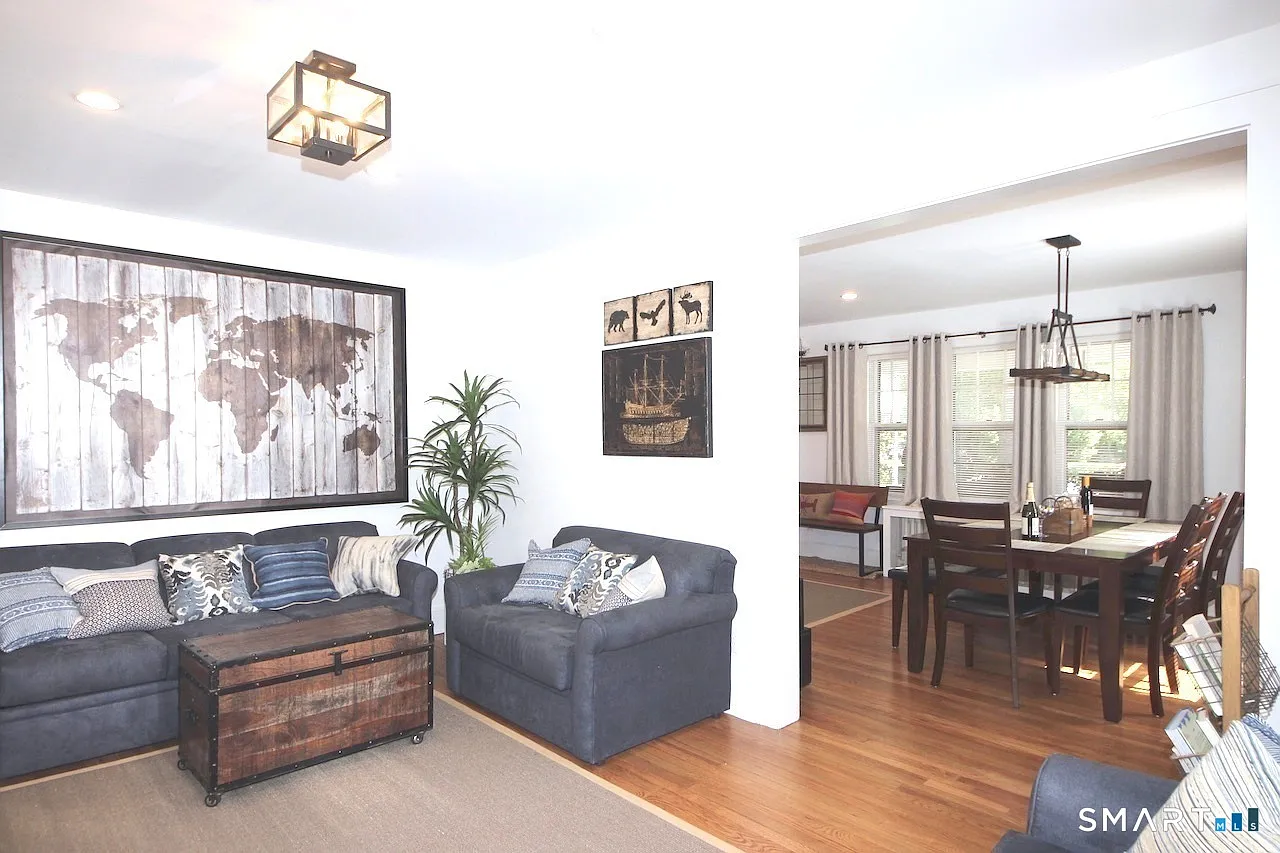 3 bed, 1.5 bath, 2000 sqft, $4,950 — Photo 3