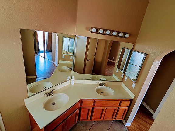 5th image of 723 Benteen Way
