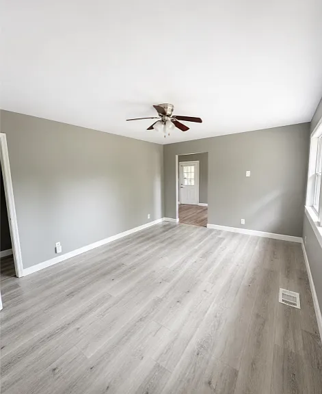 1143 Oakley Dr — Photo 3