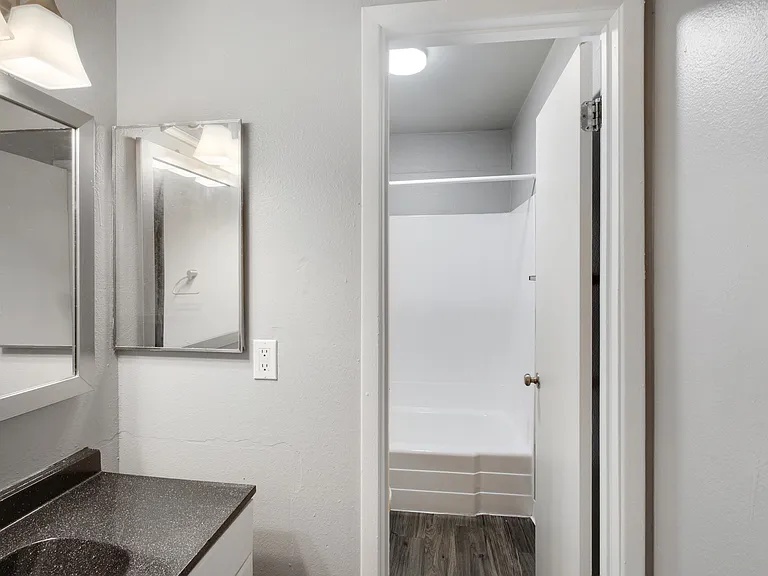 Sunrise on Bethany - Classic Unit Bathroom
