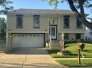 1190 Singleton Dr, Roselle, IL 60172