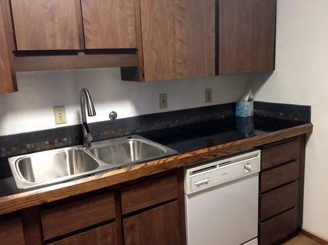 2 bed, 800 sqft, $2,100 — Photo 2