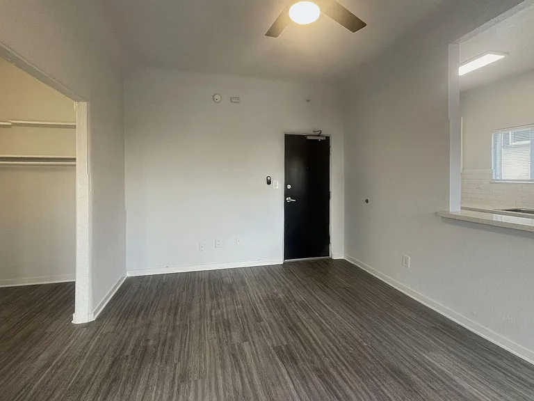 Alex Court Apartments — Photo 23