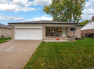2855 Saratoga Dr, Troy, MI 48083