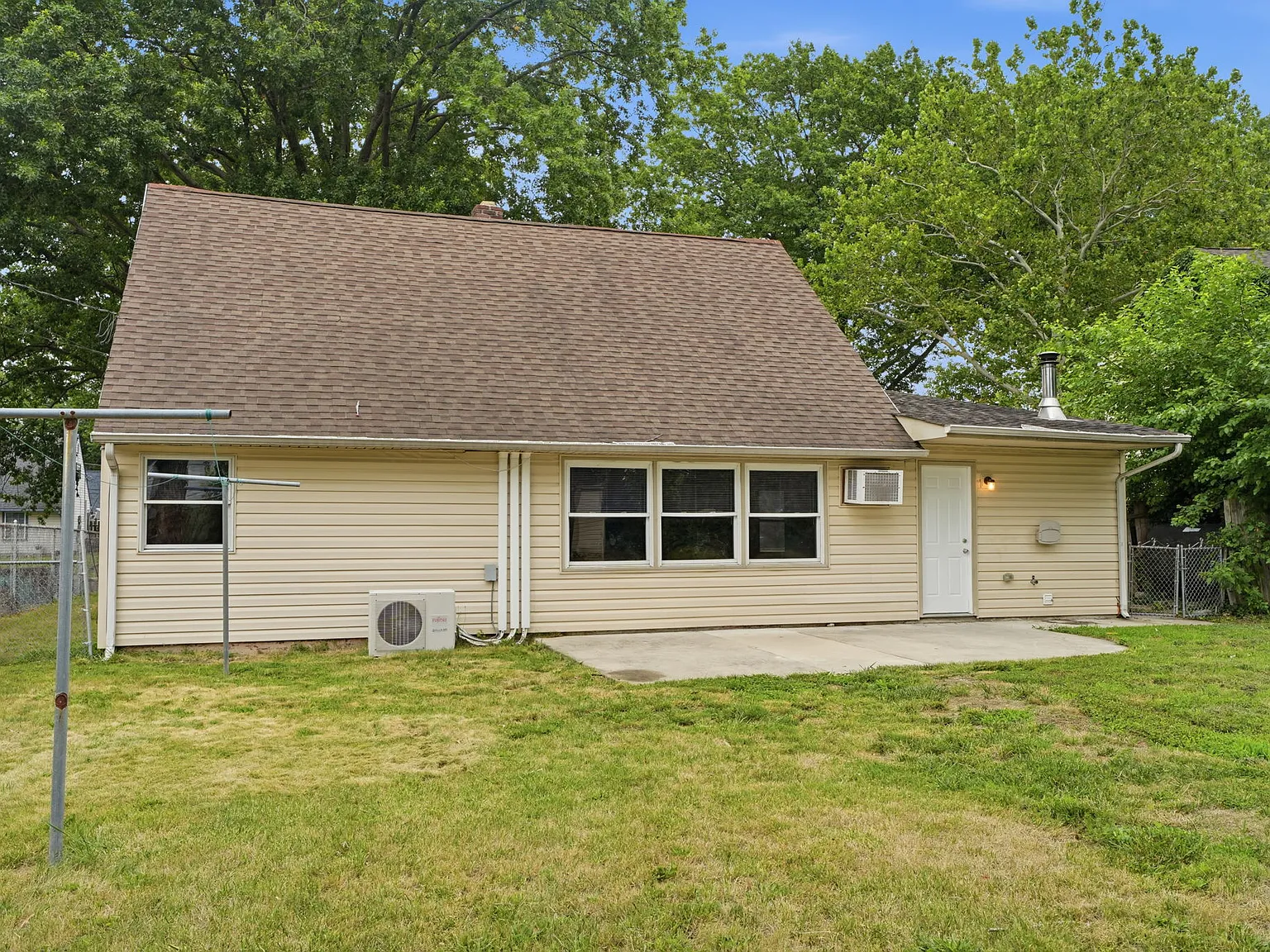 N Court Ln, Levittown — Photo 3