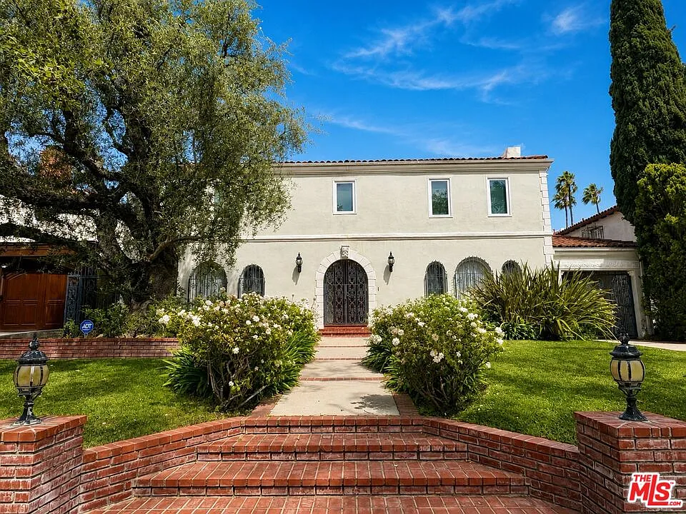 414 N Las Palmas Ave
