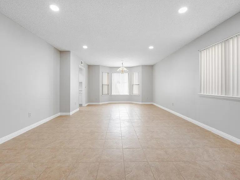 2571 W Orange Ave — Photo 10