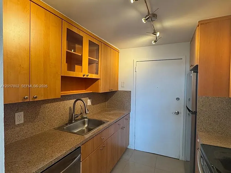 2020 NE 135th St #303 — Photo 5