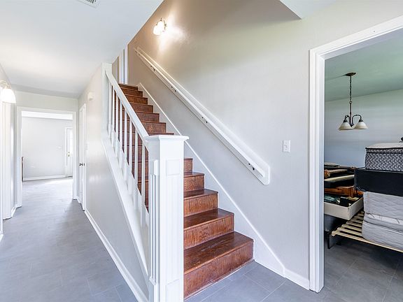 3rd image of 118 Glenhill Dr