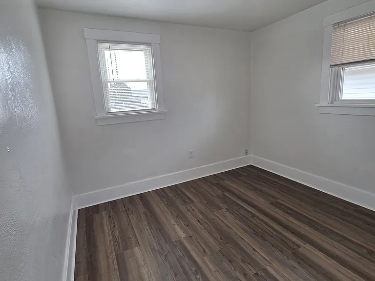 141 S 8th Ave — Photo 4