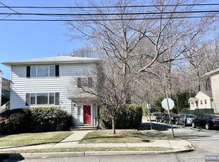 18 Spruce St, Elmwood Park, NJ 07407