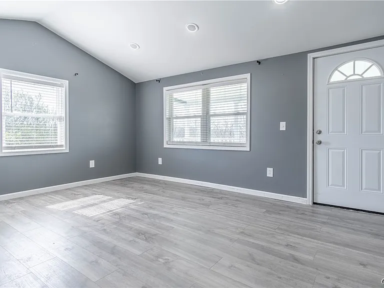 14530 Dodge Ave — Photo 17