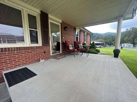 4th image of 104 Castle Dr
