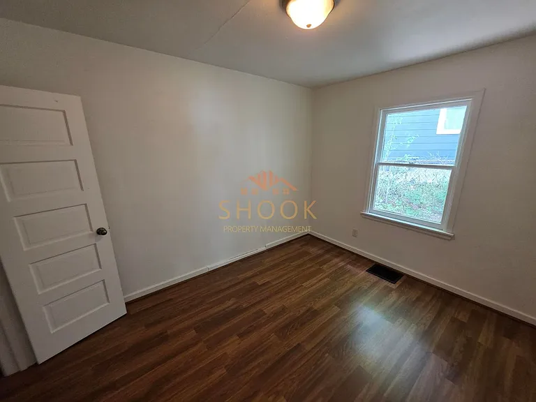 1600 Ferry St — Photo 9