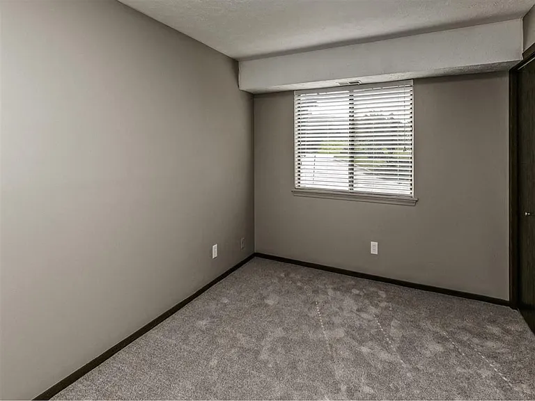 Edgewater Court Apartments — Photo 23