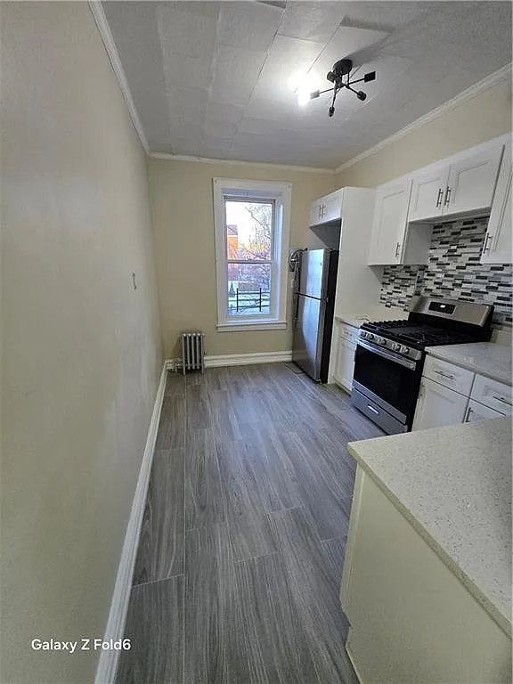 3 bed, 1.0 bath, 1900 sqft, $3,200 — Photo 3