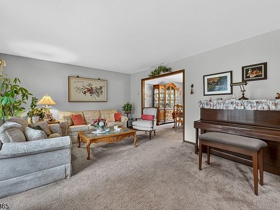 3rd image of 2 Rittenhouse Cir