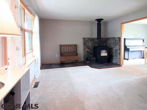 5th image of 194 Kathryn Dr