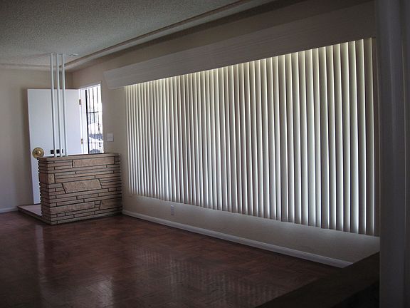 LARGE ENTRANCE WINDOW