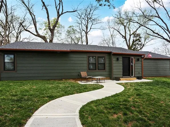 178 Anchor Dr, Lake Tapawingo, MO 64015