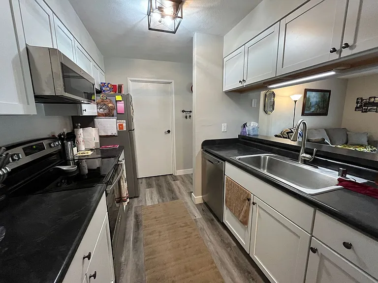 1320 Riverside Dr — Photo 1