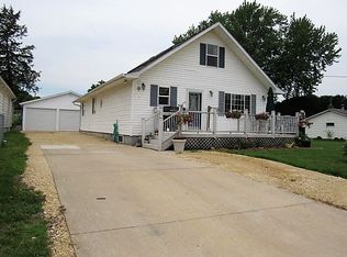 635 N Chestnut St, Monticello, IA 52310