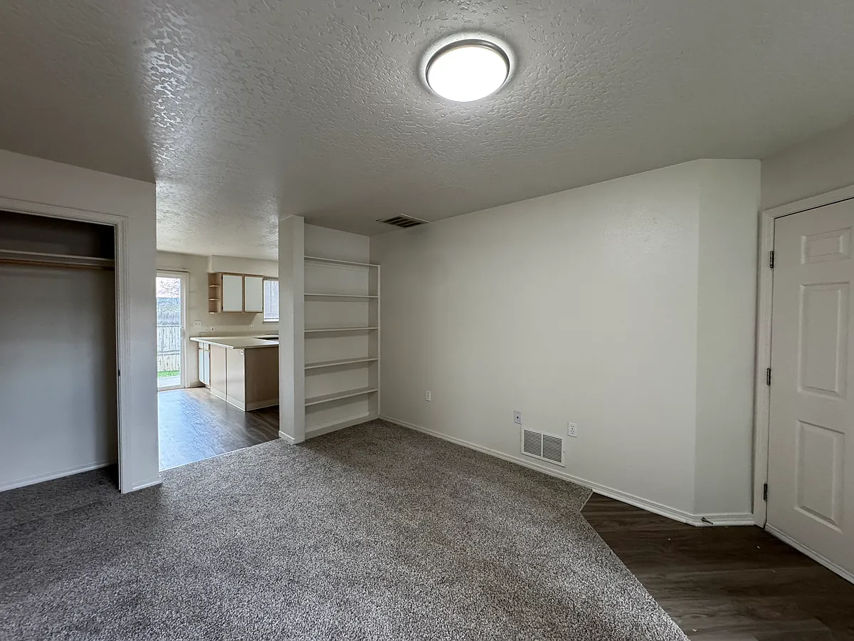 Building Photo - 4343 W Rose Hill St #201