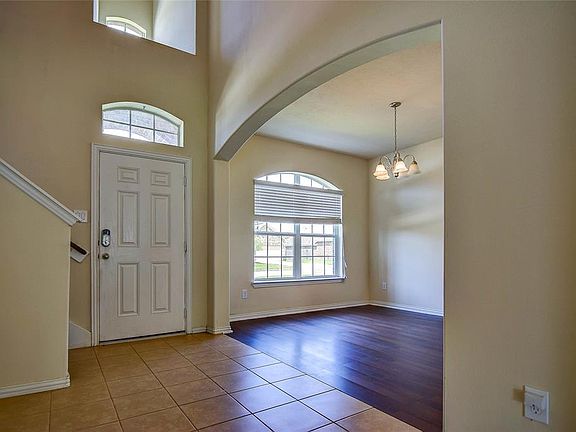 2nd image of 1521 Meadow Wood Dr