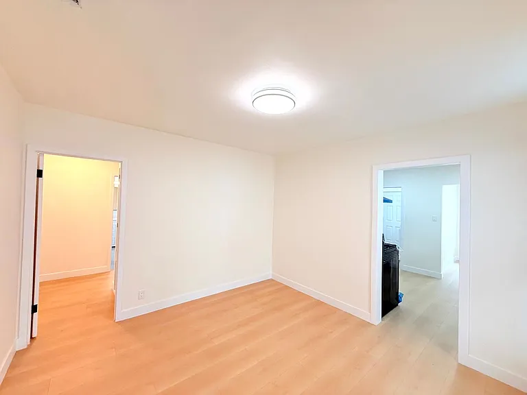 6130 Whitsett Avenue — Photo 8