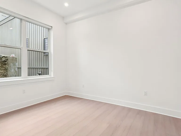 20 West — Photo 376
