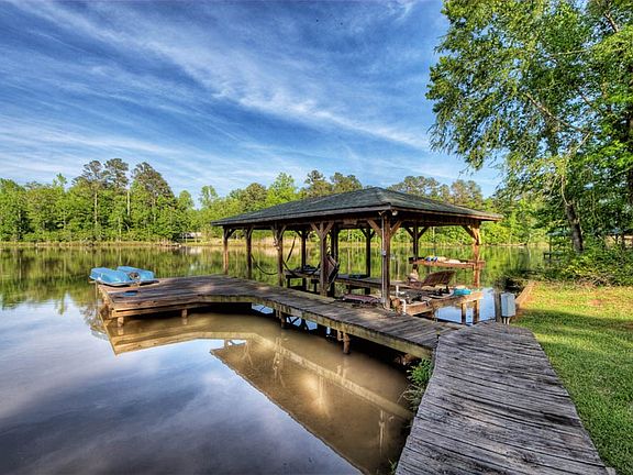 3rd image of 301 Willow Dr