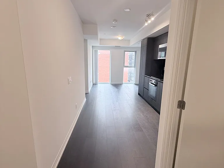 400 King St W #1106 — Photo 9