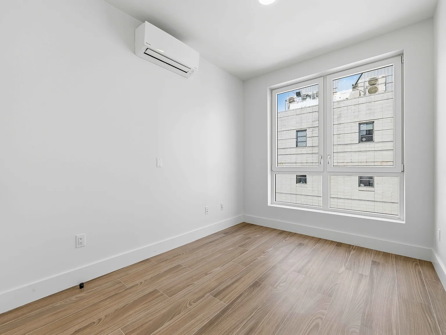 105 Hawthorne Street — Photo 3