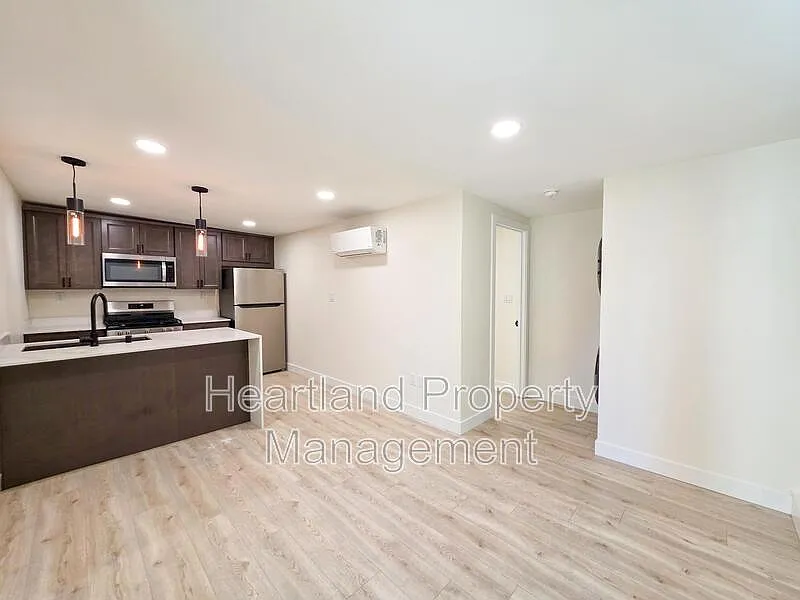 1 bed, 1.0 bath, 450 sqft, $2,390 — Photo 2