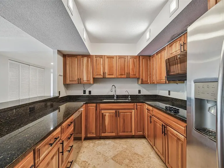 100 Oakmont Ln #106 — Photo 20