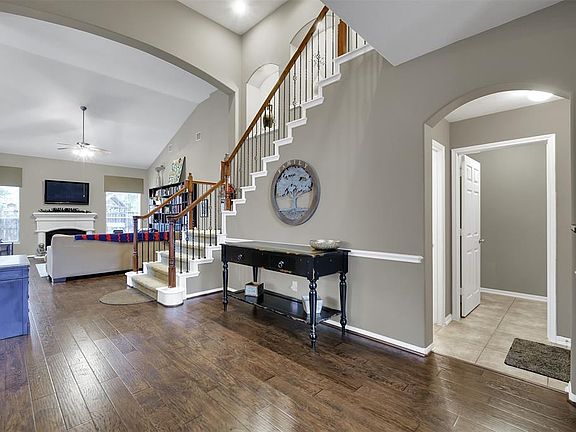 Crown molding invites a delicate tone to your foyer and breaks away to the garage entrance, powder room and indoor laundry space.
