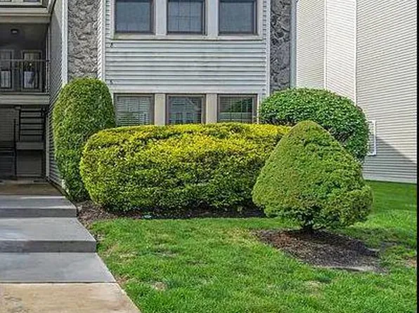 8 Chelmsford Ct, Marlton, NJ 08053