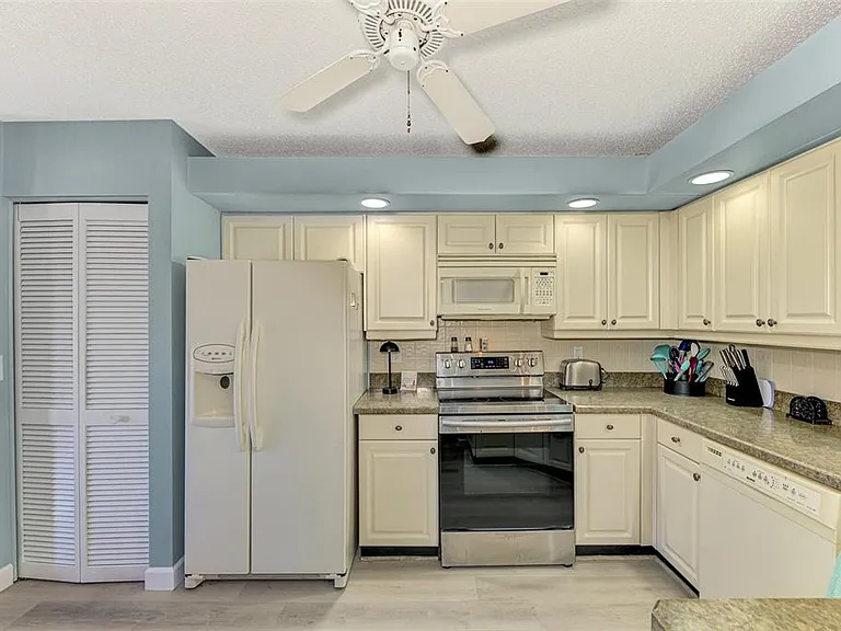5761 Avista Dr #5761 — Photo 25