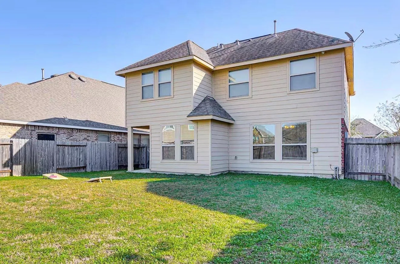 4 bed, 2.5 bath, 2023 sqft, $2,500 — Photo 3