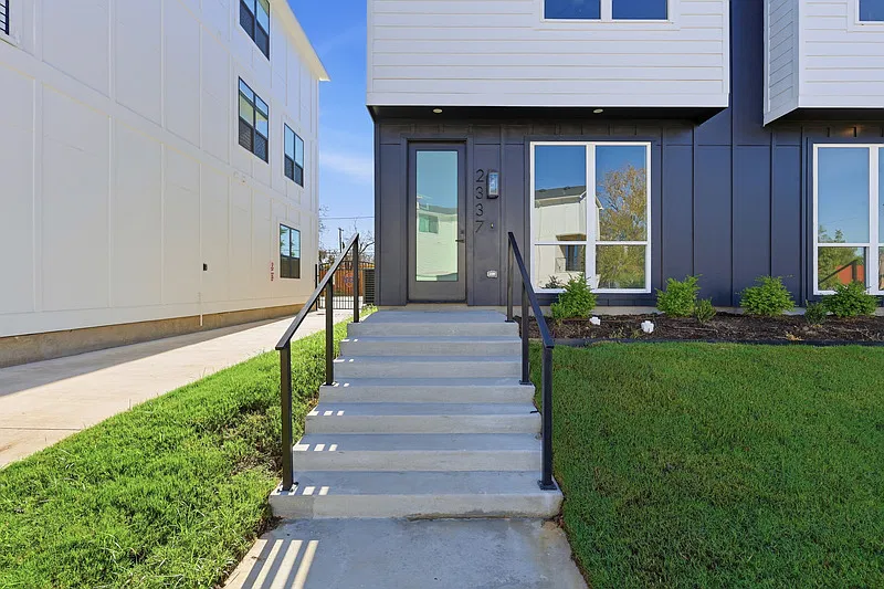 5 bed, 5.0 bath, 2500 sqft, $6,750 — Photo 3