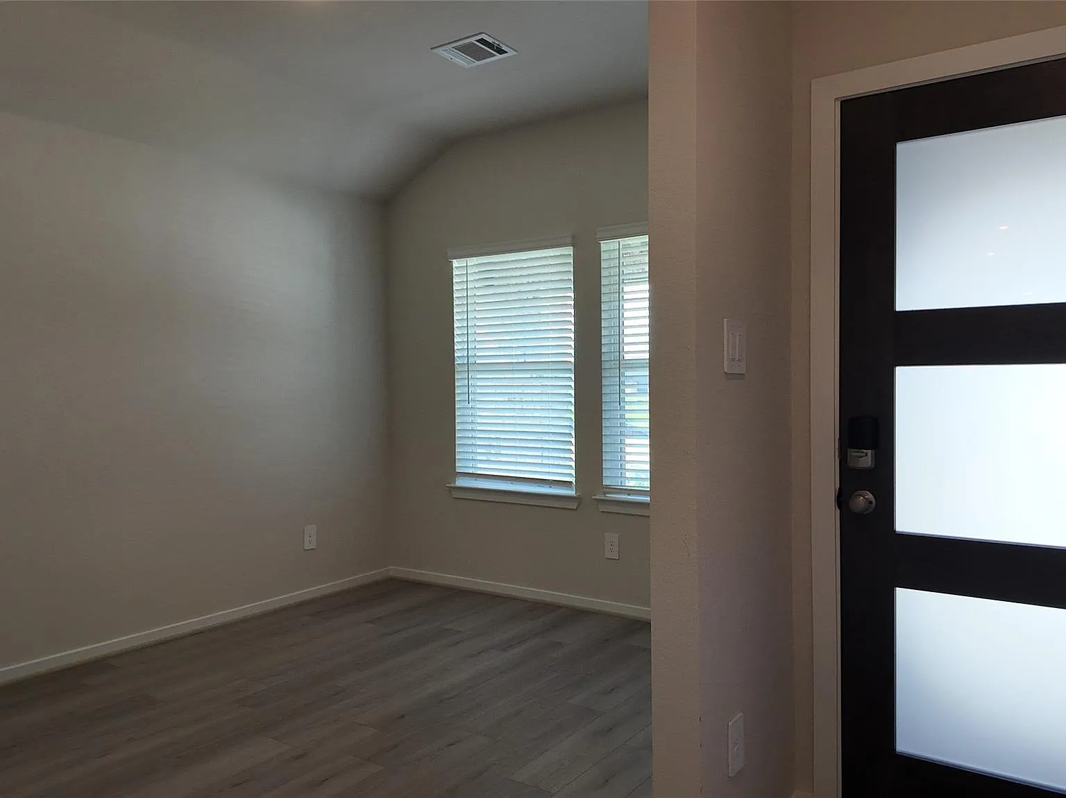 3 bed, 2.0 bath, 1940 sqft, $2,000 — Photo 4