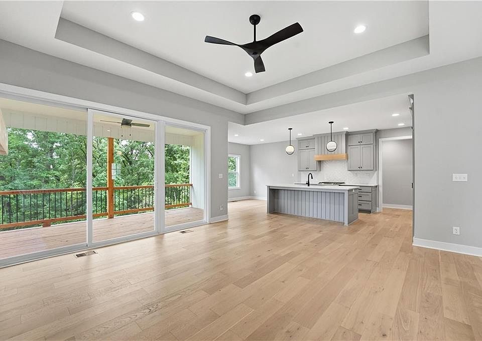 1st image of 812 Foxglove Ln