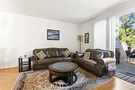 3 bed, 2.5 bath, 1348 sqft, $3,950 — Photo 4