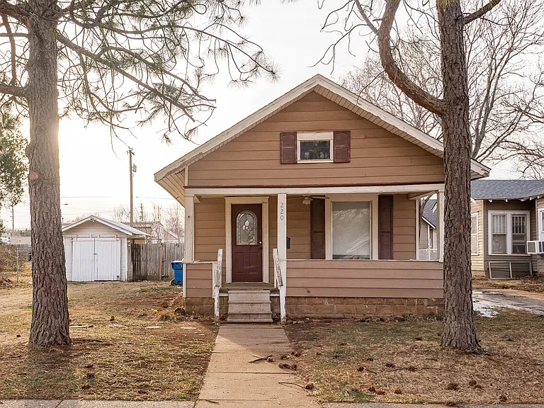 220 S Lewis St — Photo 1