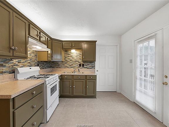 4th image of 804 Dumas Dr