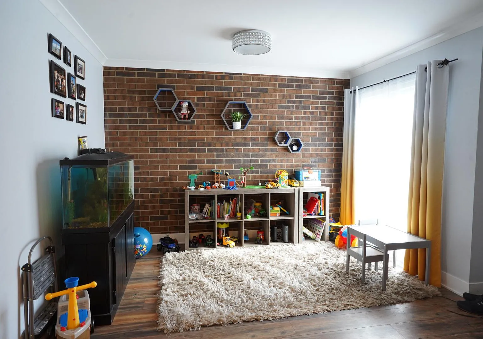 210 W Wimbolton Dr — Photo 2