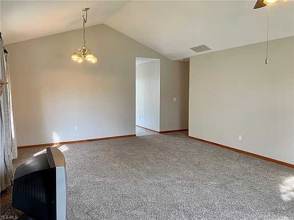 5th image of 20285 Berkshire Cir