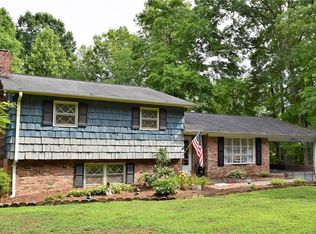 406 E Wellington Ln, Walnut Cove, NC 27052