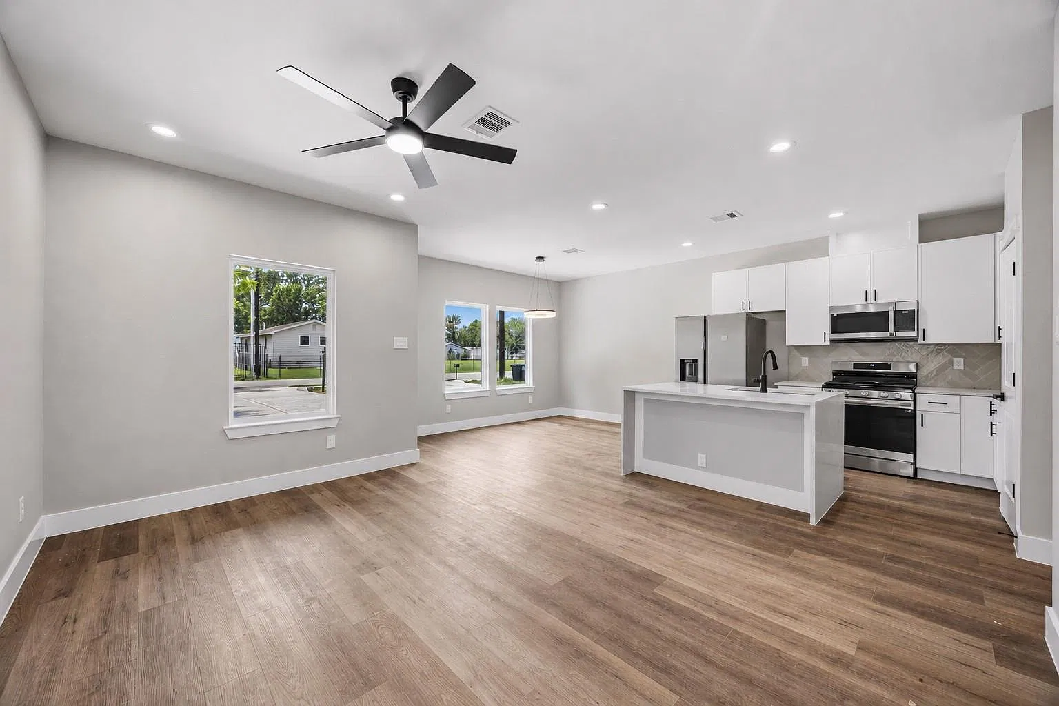 3 bed, 2.0 bath, 2574 sqft, $2,100 — Photo 2